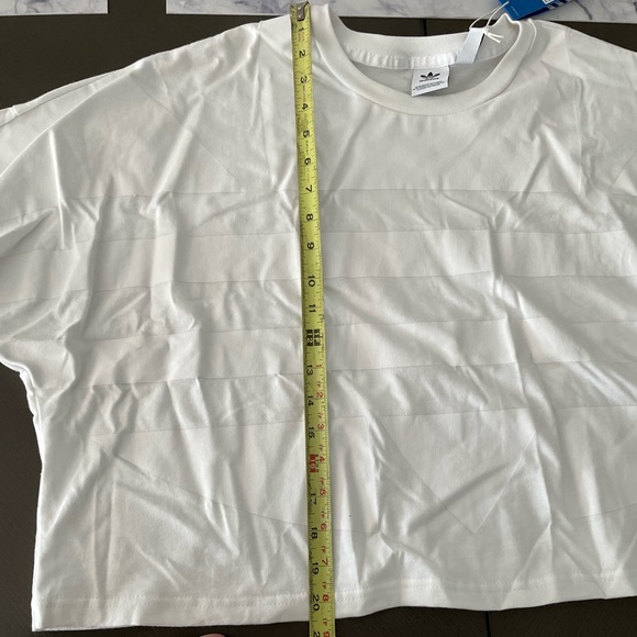 White cropped adidas shirt size XL - Picture 10 of 10